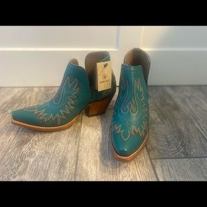 NWT Women’s size 9 Ariat Dixon boot in Agate Green. Bought but never worn.